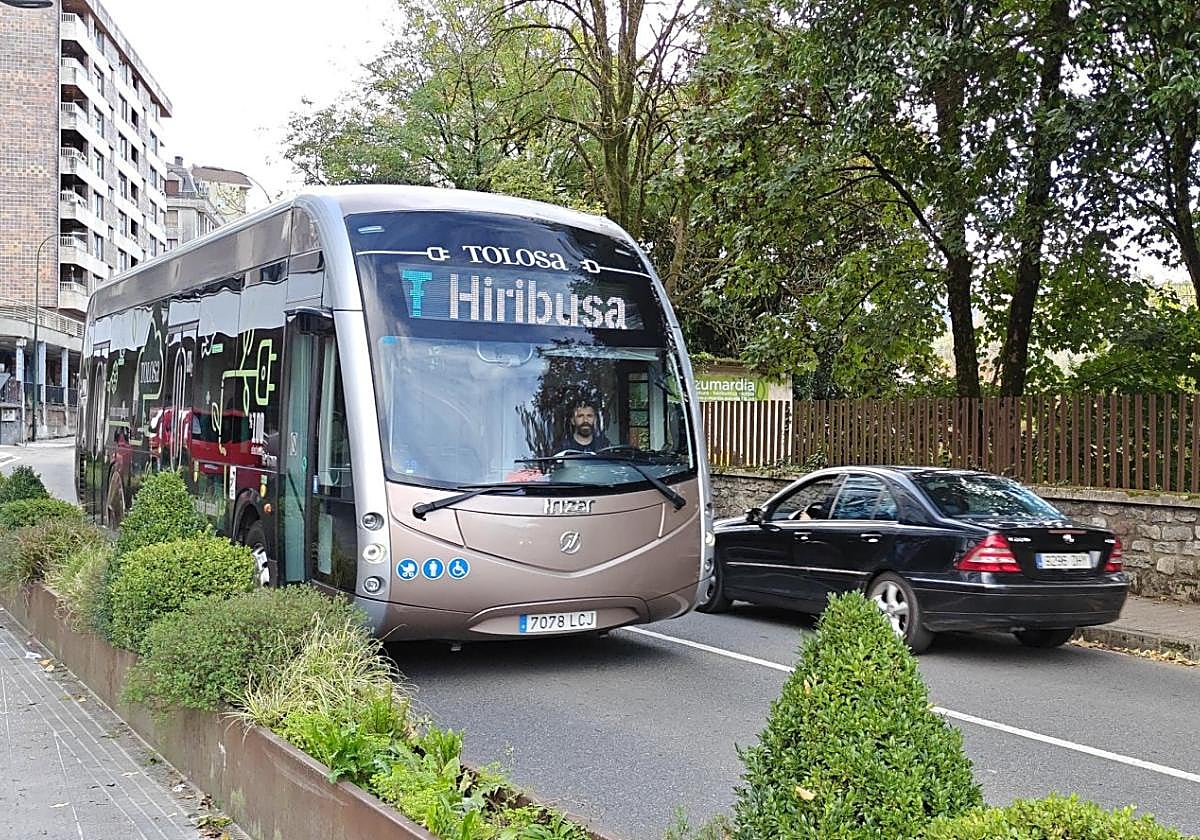 El autobús urbano eléctrico, a su paso por Kondeaneko Aldapa.