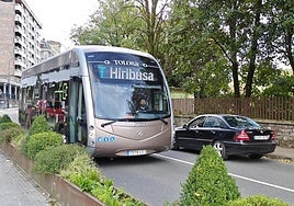 El autobús urbano eléctrico, a su paso por Kondeaneko Aldapa.