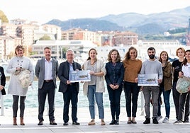 La tripulación del Mater, autoridades y otros colaboradores en el proyecto, en Pasai San Pedro.