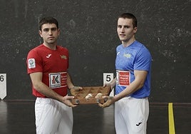 Beñat Senar y Unai Amiano con la caja en la que reposan las pelotas elegidas.