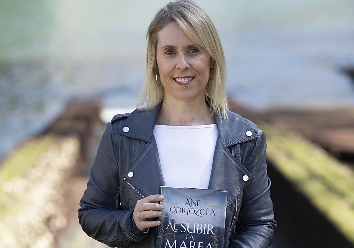 Odriozola con su nueva novela, ambientada en los astilleros guipuzcoanos.
