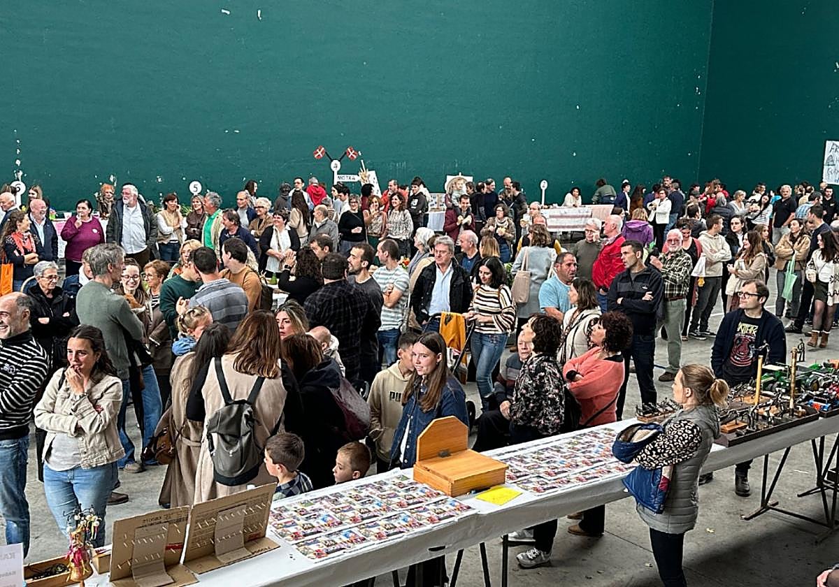 Mucha gente se acercó al frontón para comprar productos de caserío.