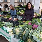 Monteseko ama-alabak, azaloreekin.