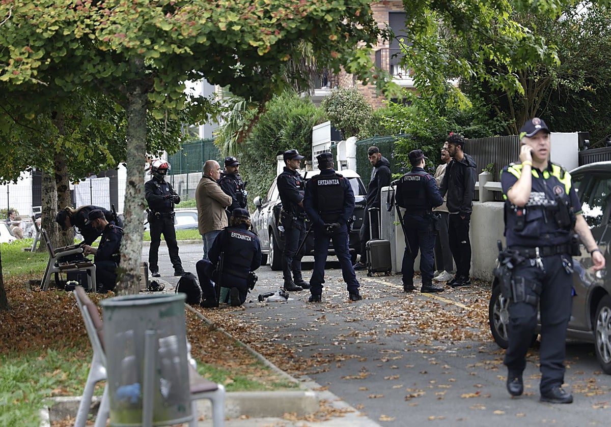 Reciente actuación de la Ertzaintza para desalojar una vivienda okupada en Lapice en la que se incautó de numerosos bienes robados.