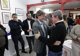 Eneko Andueza saluda al secreterio de Estado de Transportes, José Antonio Santano, el pasado domingo en Irun.