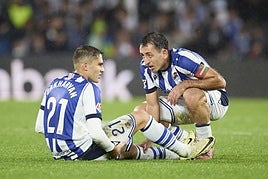 Oyarzabal atiende a Zakharyan durante el derbi ante el Athletic