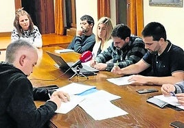 Secretario y concejales en una sesión plenaria.