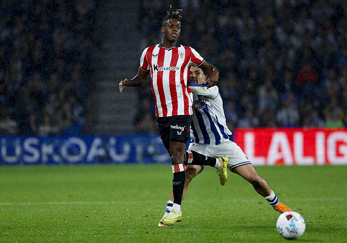 Jon Mikel Aramburu empuja a Nico Williams durante el derbi de Anoeta