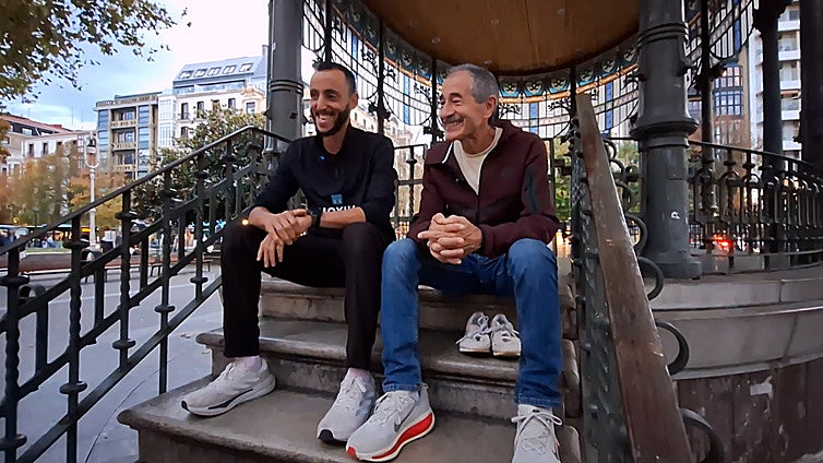 Dos corredores, dos generaciones, tres Behobias ganadas... Chakib Lachgar y Juan Mari Garín intercambian recuerdos y sensaciones antes de la gran carrera