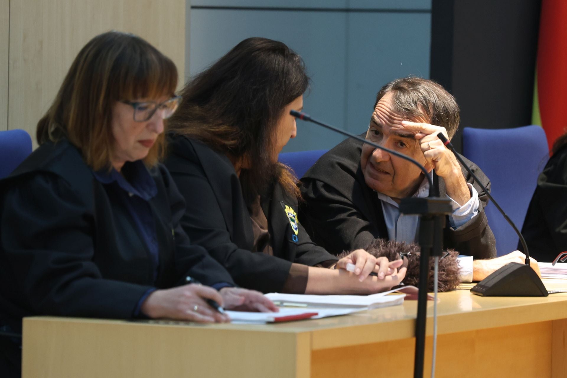 Las acusaciones particulares dialogan antes de conocer el fallo del tribunal en la Audiencia.