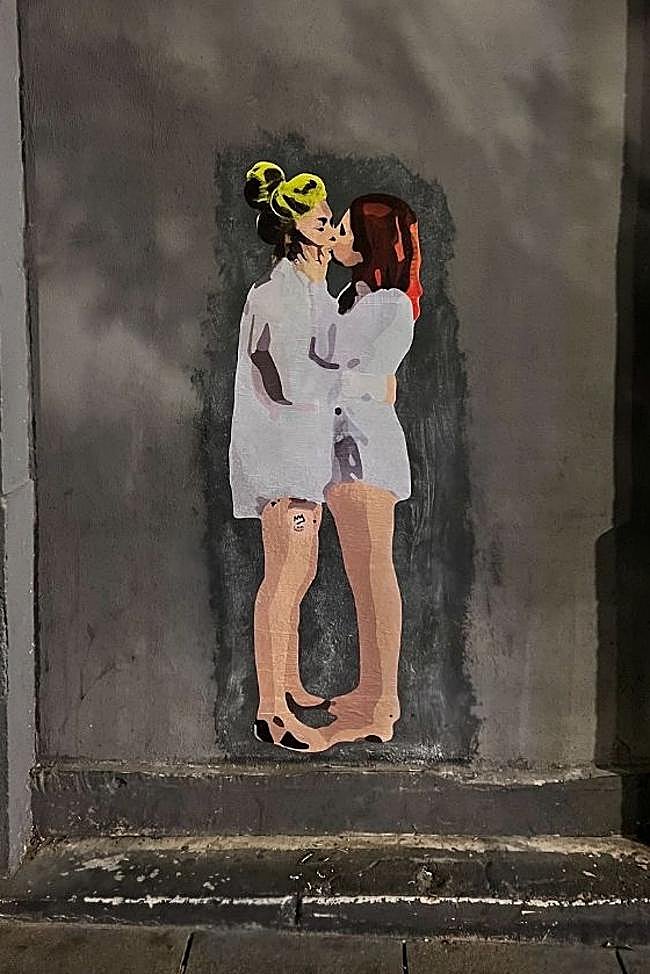El mural del beso entre Amaia Montero y Leire Martínez que ha aparecido en el centro de Pamplona.