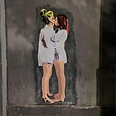 Un beso entre Amaia Montero y Leire Martínez, la nueva obra del 'Banksy navarro' LKN