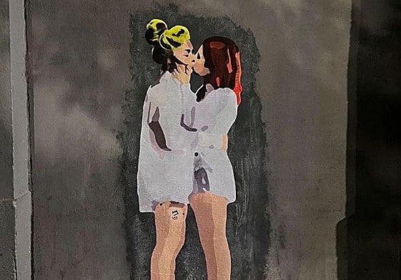 Un beso entre Amaia Montero y Leire Martínez, la nueva obra del 'Banksy navarro' LKN