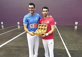 Joseba Ezkurdia y Jokin Altuna, en la elección de material de Arrasate.