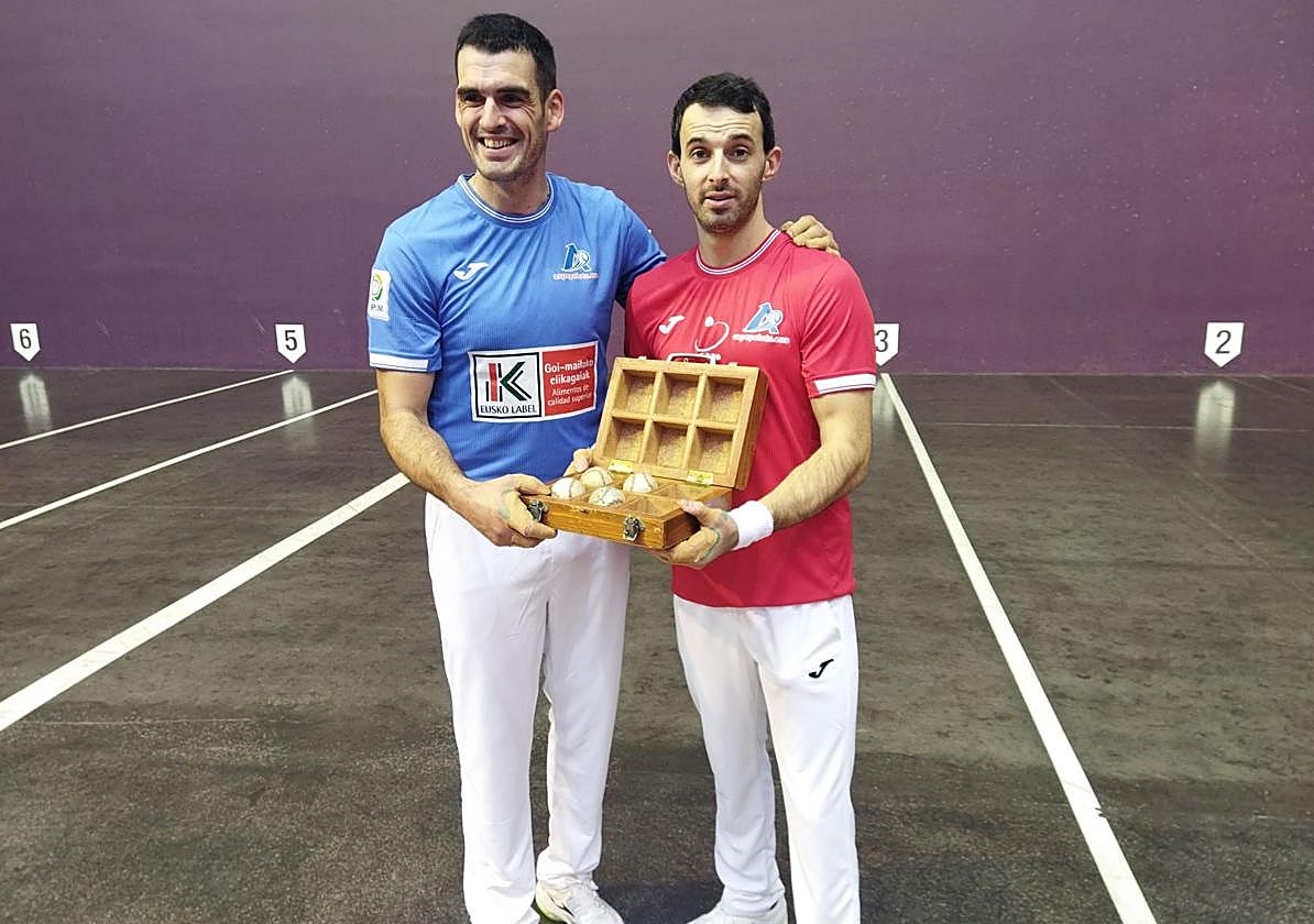 Joseba Ezkurdia y Jokin Altuna, en la elección de material de Arrasate.