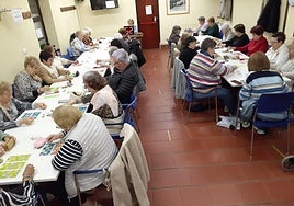 Una treintena de socias y socio juegan al bingo en la sede de los jubilados de Gros en la calle Zabaleta 42.