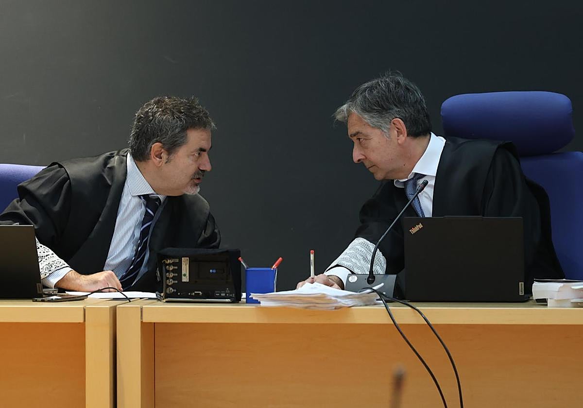 Momento en el que los magistrados del tribunal se disponen a leer el fallo de la sentencia