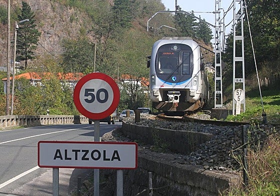 Una unidad de Euskotren atravesando el barrio de Altzola.