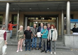 Los vecinos acudieron a pedir la información a Amara.