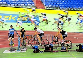 Ciclistas en el Velódromo de Anoeta.