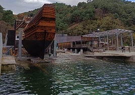La nao este jueves en Albaola en pleamar, con el agua rozando el casco. La botadura se ha fijado este viernes también en pleamar.