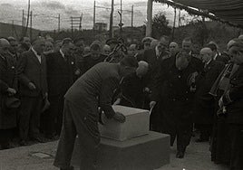 Colocación de la primera piedra de la prisión, en octubre de 1944.
