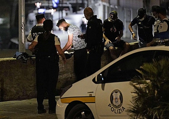 Guardias municipales de Donostia piden la documentación a varios jóvenes en la Parte Vieja.