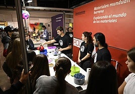 Alumnos atienden a la explicación de Xabier López, del stand «Explorando el mundo de los materiales»