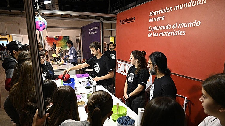 Alumnos atienden a la explicación de Xabier López, del stand «Explorando el mundo de los materiales»