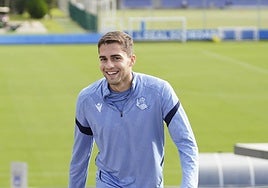 Arsen Zakharyan salta al césped de Zubieta este jueves