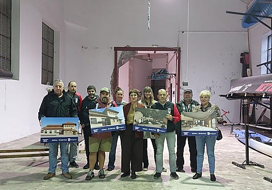 Los representantes del Gobierno Municipal, Hibaika y la Asociación de Vecinos en el interior del pabellón que será remodelado