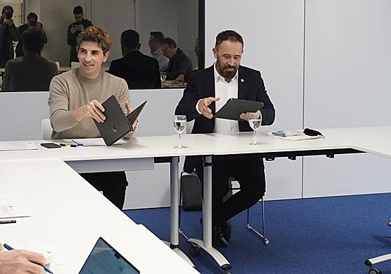 El alcalde Jon Insausti y el consejero Denis Itxaso, este jueves en el Ayuntamiento.