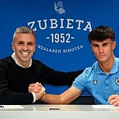 Erik Bretos estrecha la mano con Gorka Carrera tras renovar hasta 2030