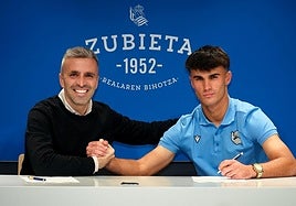 Erik Bretos estrecha la mano con Gorka Carrera tras renovar hasta 2030