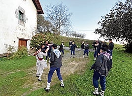 Baserriz baserri dantzan eta kantuan arituko dira gazteak Oilasko Jokoan.