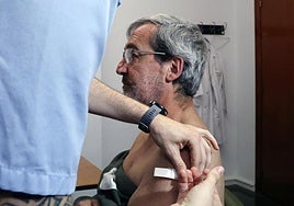 Maite Martínez Zabaleta, gerente de la OSI Donostialdea, Alberto Martínez, consejero de Salud, y Jon INsausti, alcalde de Donostia.