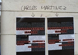 Carteles que han aparecido en la fachada de la facultad.