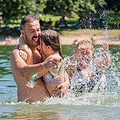 Varios visitantes disfrutan este verano en la playa de Landa.