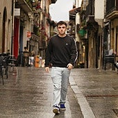 Unax Uralde camina por las calles de Hernani, donde estudió y fue acosado por sus compañeros de clase.