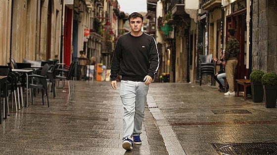 Unax Uralde camina por las calles de Hernani, donde estudió y fue acosado por sus compañeros de clase.