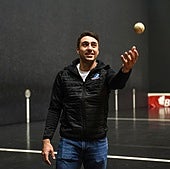 Peio Etxeberria juguetea con la pelota tras el entrenamiento de ayer en Bilbao.