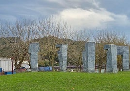 'Elkarrizketa' de Iñaki Olazabal, un conjunto escultórico de siete piezas que dialogan entre sí, en el parque Gernika.