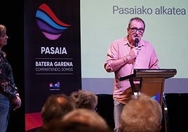 Teo Alberro interviniendo en el acto de presentación del diagnóstico, junto con la concejala Aintzane Taberna.