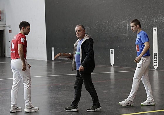 Unai Amiano, a la derecha, durante la elección del material con el que se jugará la final de mañana.