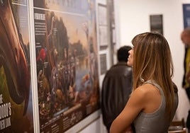 Una espectadora en la presentación este lunes de la muestra 'El explorador de la infografía científica'.