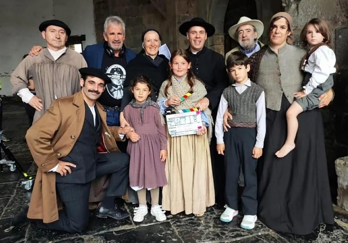 Bisquert junto a algunos de los actores y figurantes de la película que presentará esta tarde.