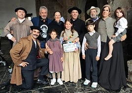 Bisquert junto a algunos de los actores y figurantes de la película que presentará esta tarde.