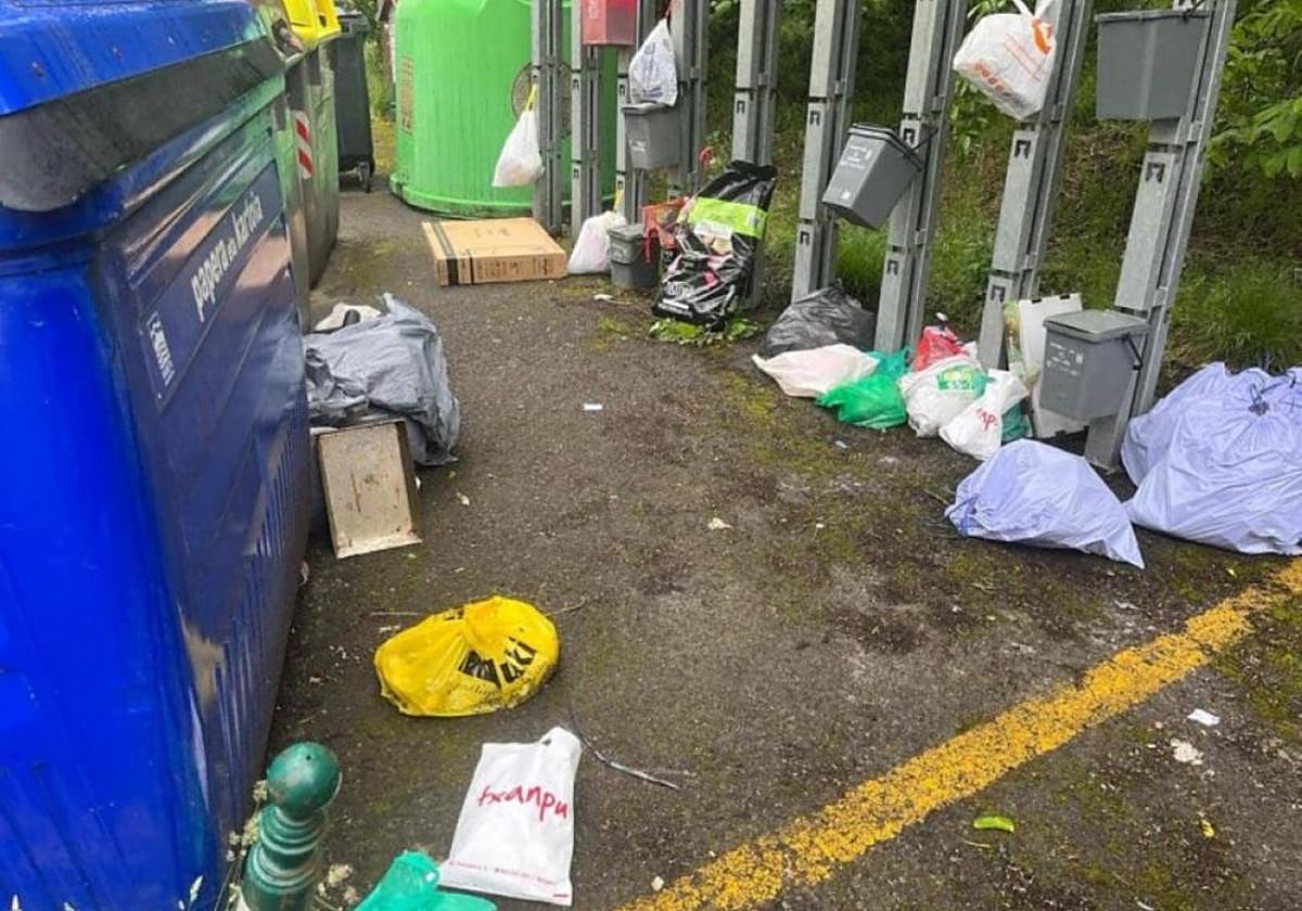 San Gregorioko urbideko zabor gunea, hainbat poltsa eta zorro lekuz kanpo dituela.