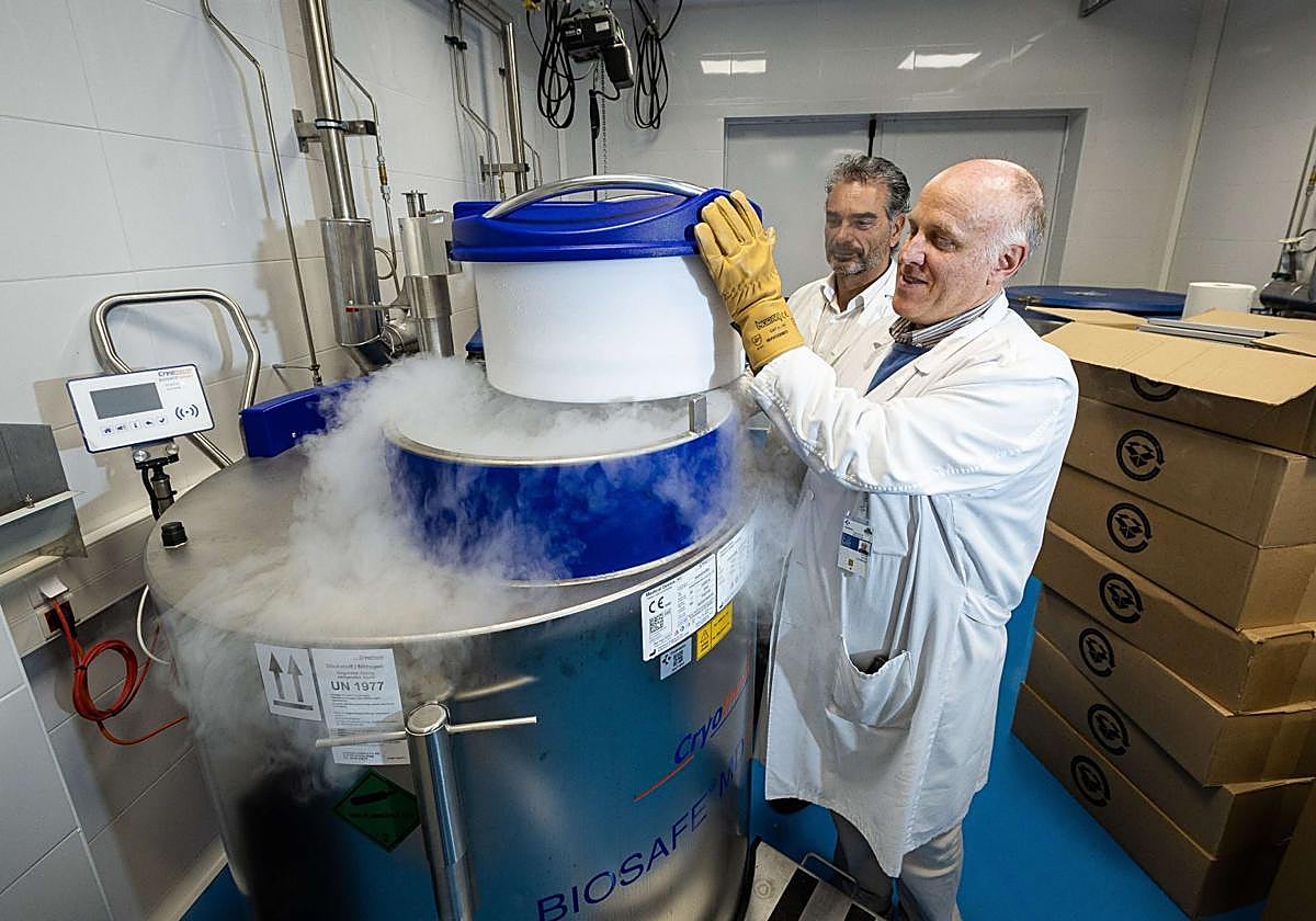 Ander Izeta y Carlos Panizo, en la Unidad de Terapias Avanzadas del Hospital Donostia.