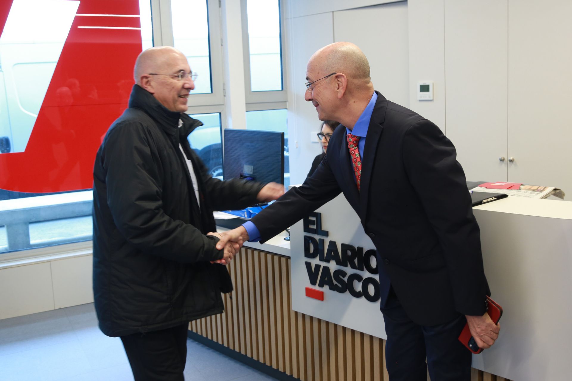 Javier Roldán (adjunto a la dirección de DV) saluda a José Gabriel Mujika (exdirector de DV).